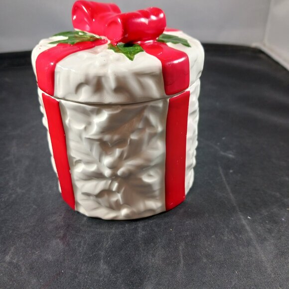 Vintage Lefton 70's Hand Painted Lidded Ceramic Holly Berry Trinket - Picture 2 of 9